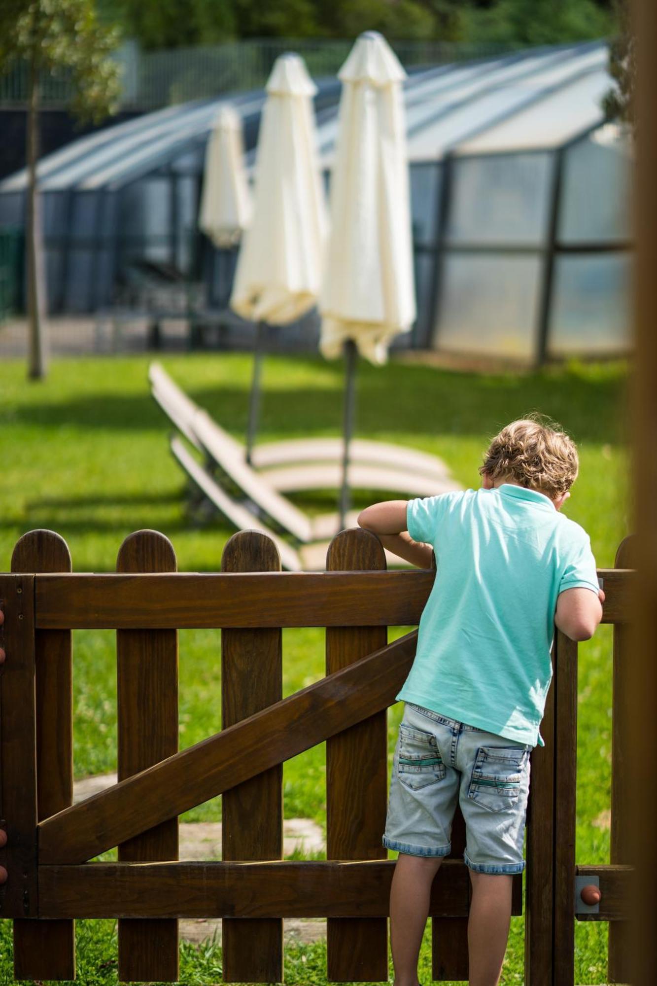 Monchique Resort & Spa Kültér fotó A child looking through a fence