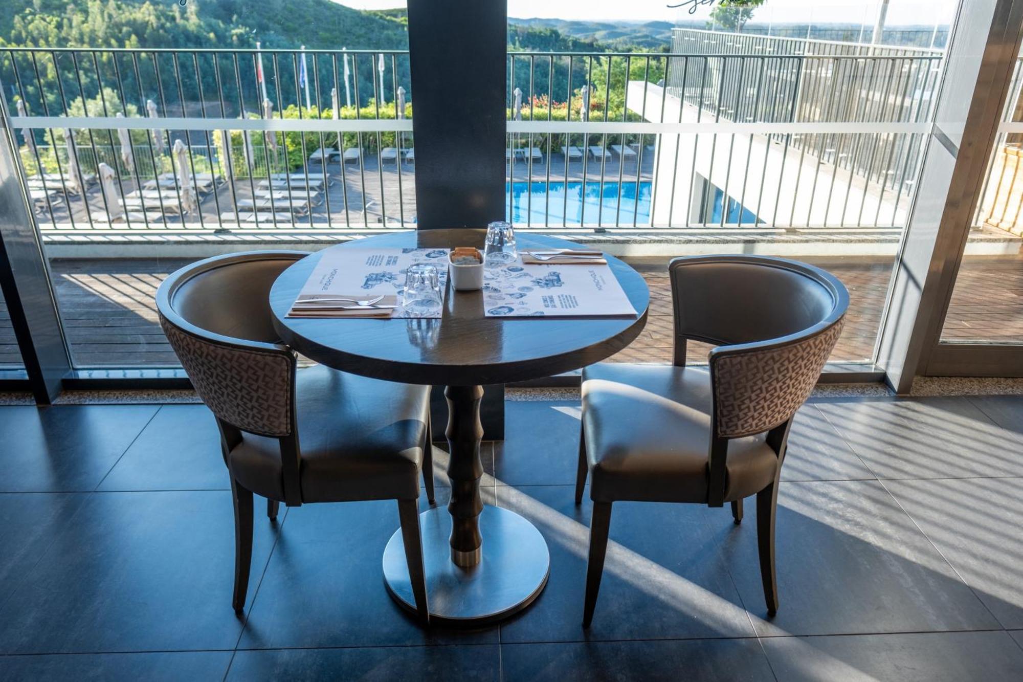 Monchique Resort & Spa Kültér fotó A table and chairs